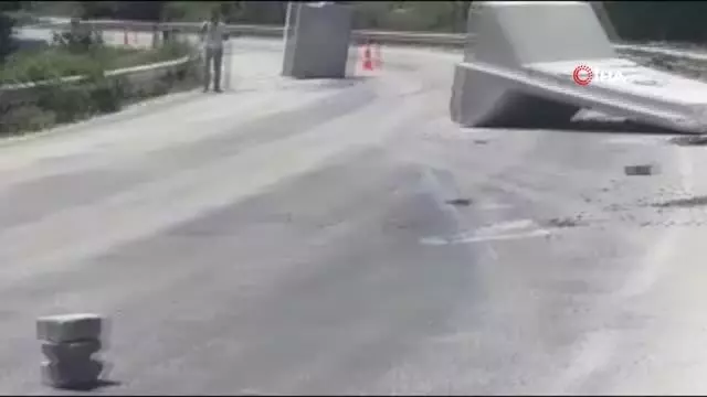 Sınıra Götürülen Duvar Perdeler Karayolunda Devrildi Sınıra Götürülen Duvar Perdeler Karayolunda Devrildi