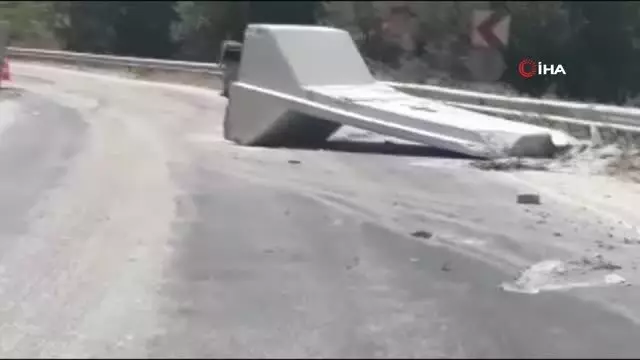 Sınıra Götürülen Duvar Perdeler Karayolunda Devrildi Sınıra Götürülen Duvar Perdeler Karayolunda Devrildi