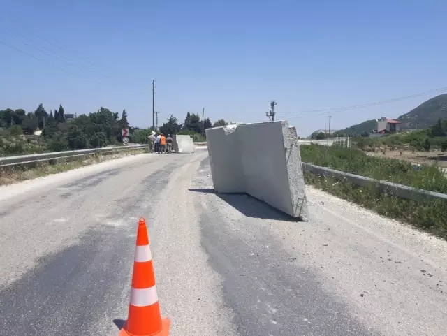 Sınıra Götürülen Duvar Perdeler Karayolunda Devrildi Sınıra Götürülen Duvar Perdeler Karayolunda Devrildi