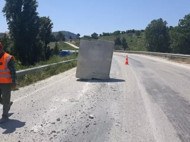 Sınıra Götürülen Duvar Perdeler Karayolunda Devrildi Sınıra Götürülen Duvar Perdeler Karayolunda Devrildi