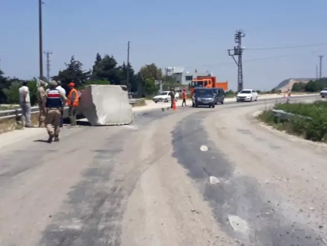 Sınıra Götürülen Duvar Perdeler Karayolunda Devrildi Sınıra Götürülen Duvar Perdeler Karayolunda Devrildi
