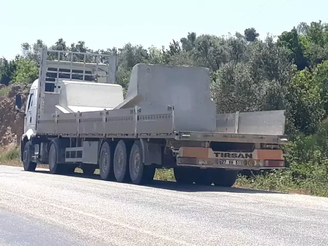 Sınıra Götürülen Duvar Perdeler Karayolunda Devrildi Sınıra Götürülen Duvar Perdeler Karayolunda Devrildi