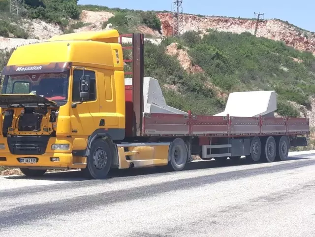 Sınıra Götürülen Duvar Perdeler Karayolunda Devrildi Sınıra Götürülen Duvar Perdeler Karayolunda Devrildi