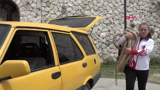 Spor Güreşçi Kız Kardeşler Otomobil Çekerek Antrenman Yapıyor
