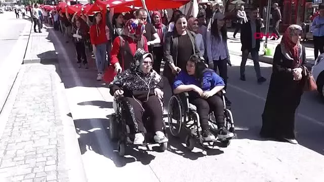 Tokat Protokolü, Kendilerine Ayrılan Koltuklara Engellileri Oturttu