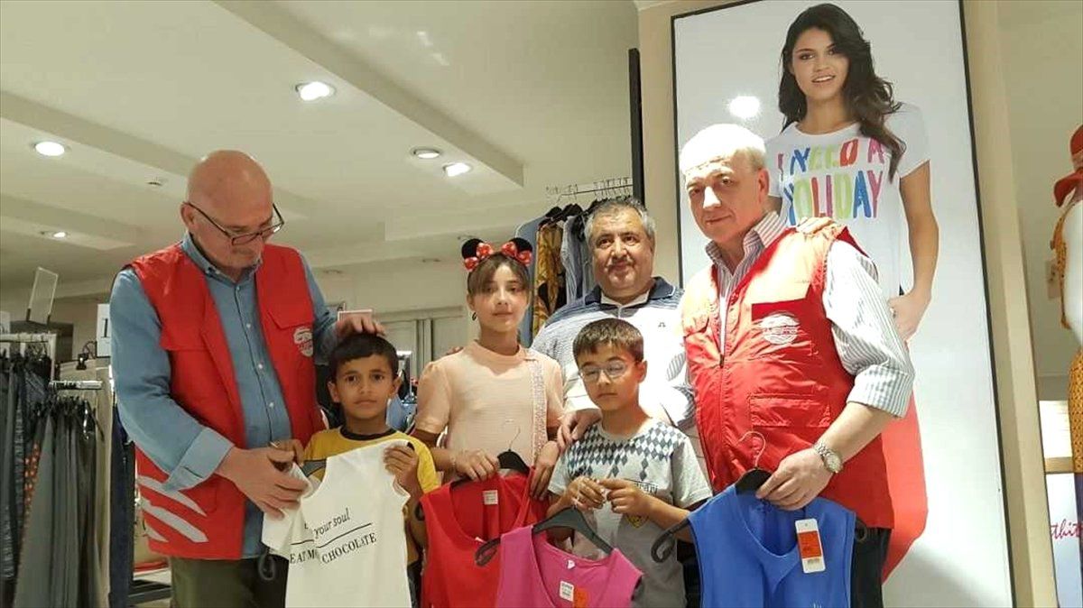 Adana'da Yetimlere Bayramlık Dağıtıldı