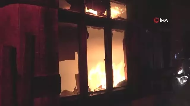 Bolu'da 2 Katlı Ahşap Ev Alev Alev Yandı