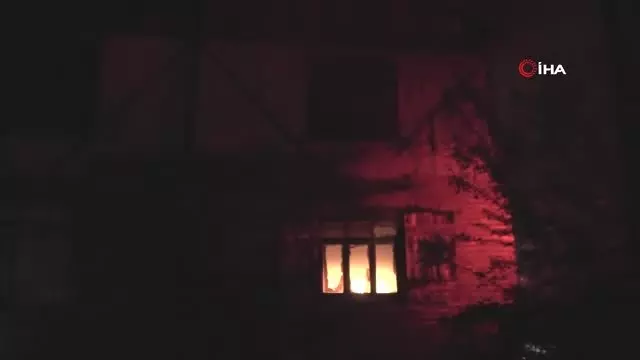 Bolu'da 2 Katlı Ahşap Ev Alev Alev Yandı