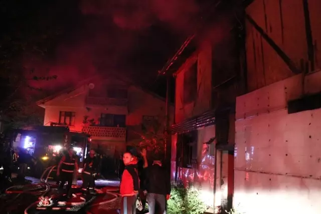Bolu'da 2 Katlı Ahşap Ev Yandı