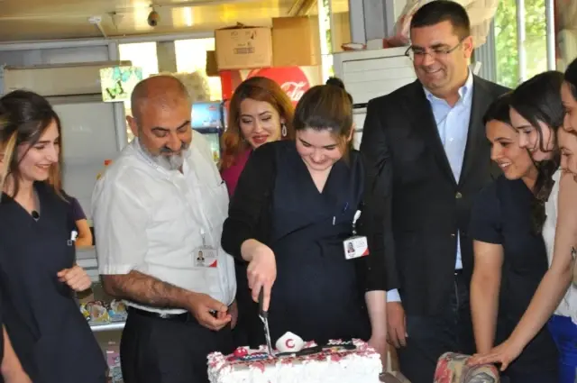 Bu Defa Doktorlar Hizmet Etti, Hemşireler Eğlendi Bu Defa Doktorlar Hizmet Etti, Hemşireler Eğlendi