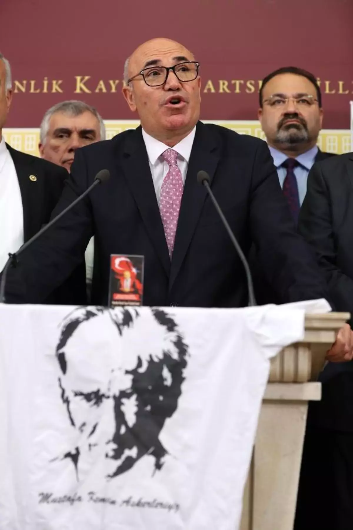 CHP'li Tanal: Terör Örgütü Bağlantılı Kişiler, Kesici ve Delici Aletle Makamıma Kadar Girebiliyormuş