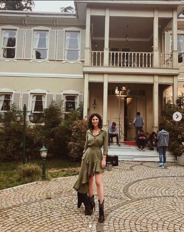 Defne Samyeli'nin Mini Elbiseli Fotoğrafı Takipçileri Arasında Tartışma Yarattı!