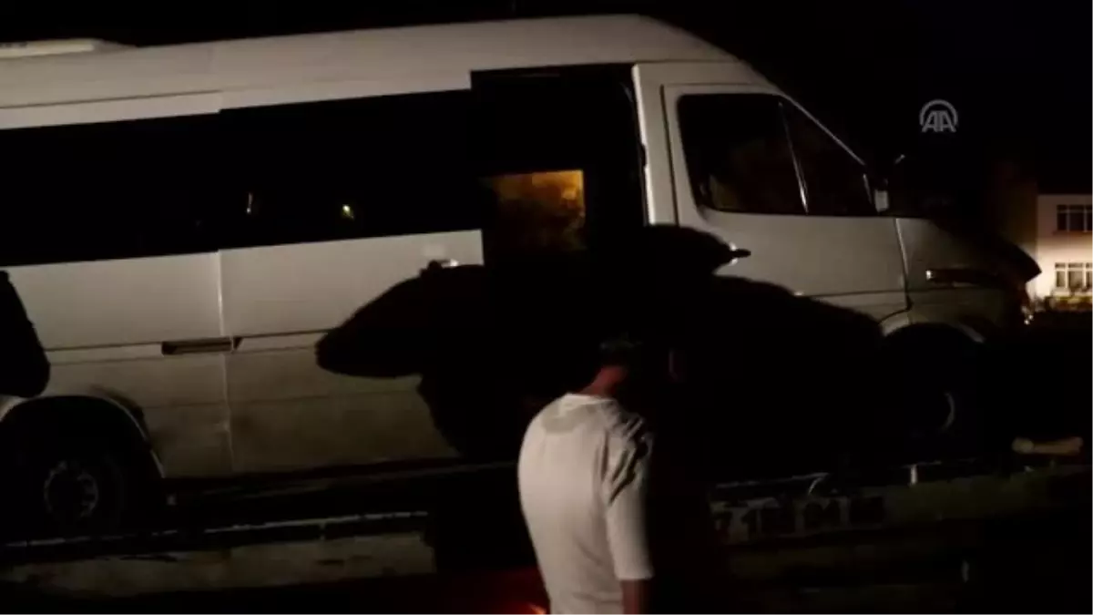 Düzensiz Göçmenleri Taşıyan Minibüs Direğe Çarptı: 12 Yaralı