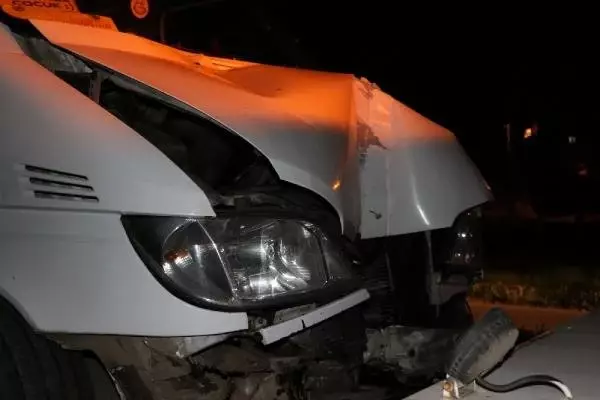 Edirne'de Kaçakları Taşıyan Minibüs Direğe Çarptı: 12 Yaralı