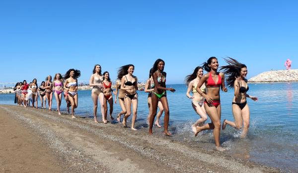 Güzeller Plajda Eğlendi