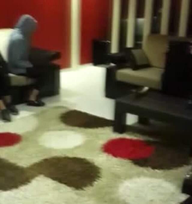 Masaj Salonuna Fuhuş Baskını! Polis, Kıyafetlerini Giyerken Yakaladı
