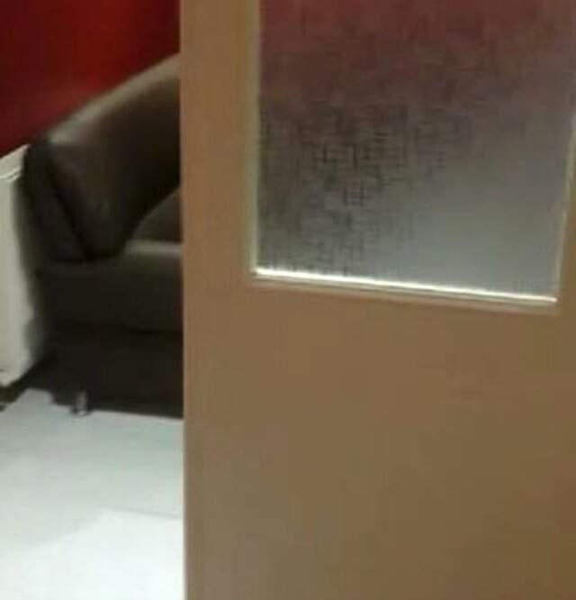 Masaj Salonuna Fuhuş Baskını! Polis, Kıyafetlerini Giyerken Yakaladı