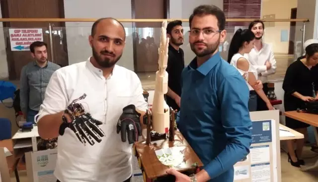 Suriyeli Öğrencilerden Yürüyemeyenlere 'Robotik Yürüyen El' Suriyeli Öğrencilerden Yürüyemeyenlere 'Robotik Yürüyen El'