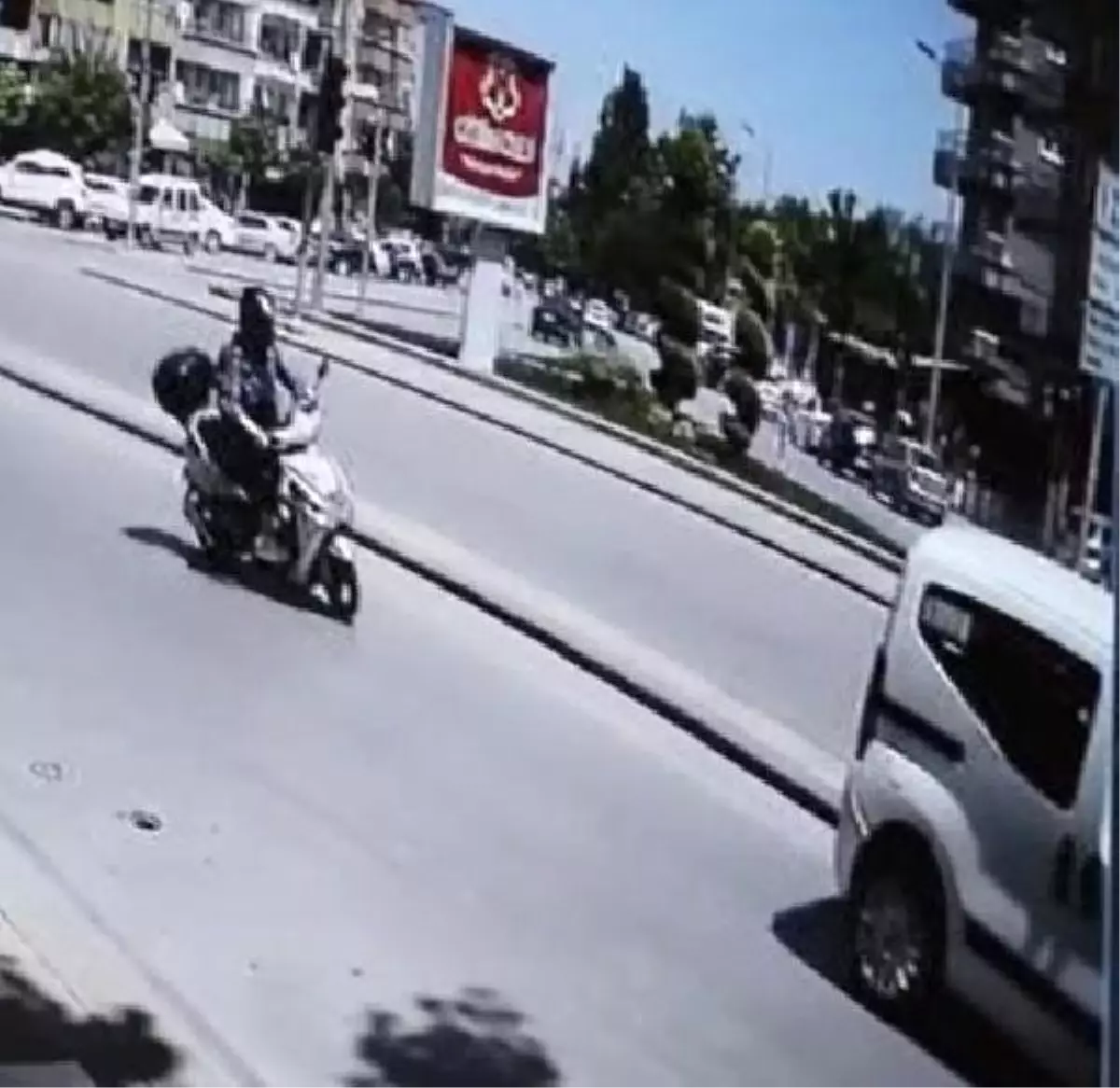 Taktığı Kask Hayatını Kurtardı