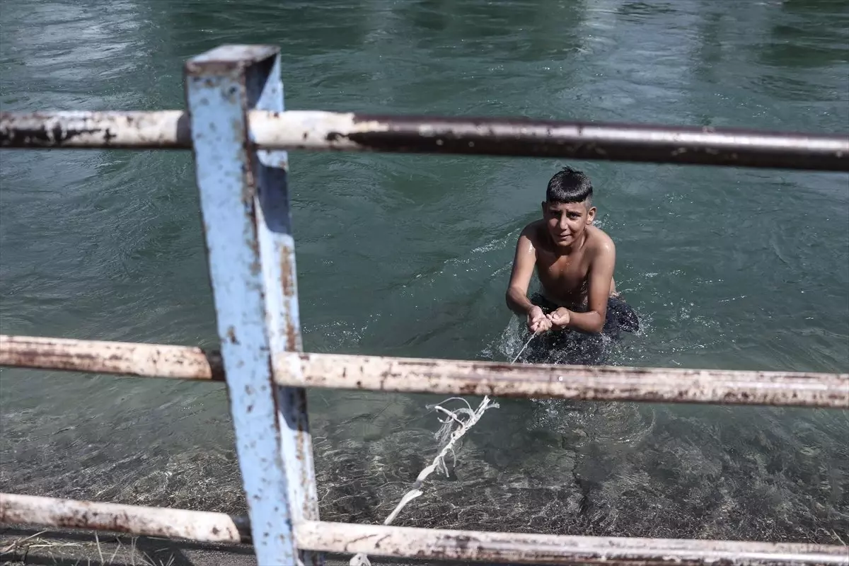 Adana'da Sıcak Hava Bunaltıyor