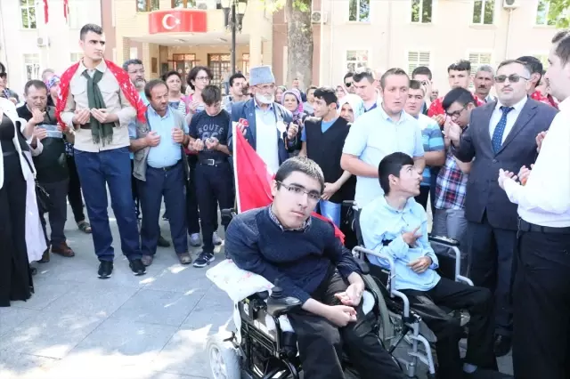 Babasının Kucağında Vatan İçin Yemin Etti Babasının Kucağında Vatan İçin Yemin Etti