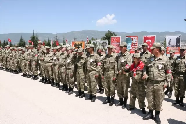 Babasının Kucağında Vatan İçin Yemin Etti Babasının Kucağında Vatan İçin Yemin Etti