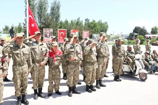 Babasının Kucağında Vatan İçin Yemin Etti Babasının Kucağında Vatan İçin Yemin Etti
