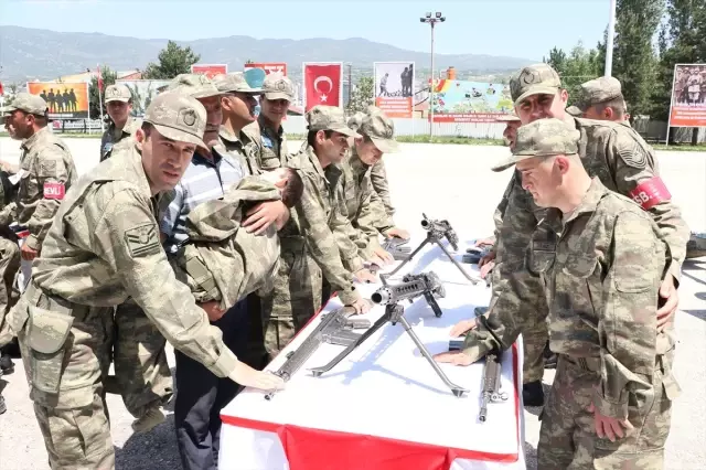 Babasının Kucağında Vatan İçin Yemin Etti Babasının Kucağında Vatan İçin Yemin Etti