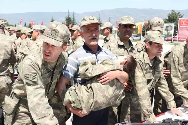 Babasının Kucağında Vatan İçin Yemin Etti Babasının Kucağında Vatan İçin Yemin Etti