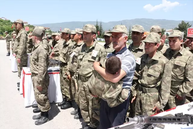 Babasının Kucağında Vatan İçin Yemin Etti Babasının Kucağında Vatan İçin Yemin Etti