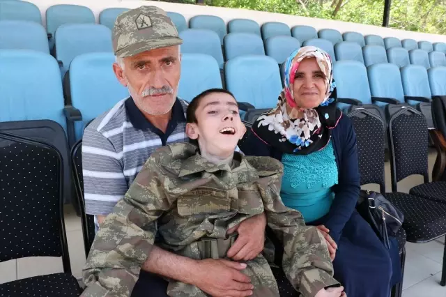 Babasının Kucağında Vatan İçin Yemin Etti Babasının Kucağında Vatan İçin Yemin Etti