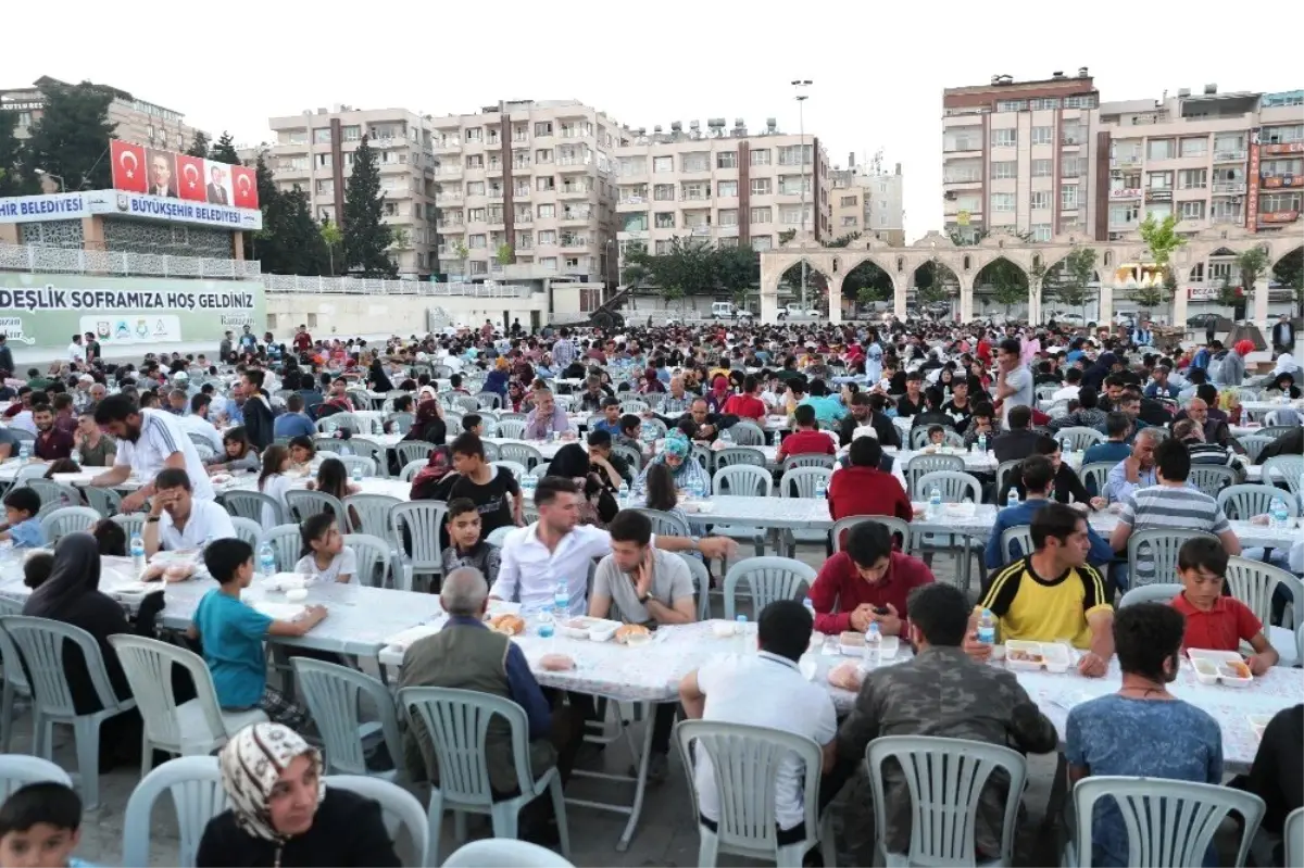 Binlerce Kişi Kardeşlik Sofrasında Buluştu