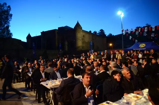 Bitlis Valisi Oktay Çağatay, Vatandaşlarla İftarda Buluştu Bitlis Valisi Oktay Çağatay, Vatandaşlarla İftarda Buluştu
