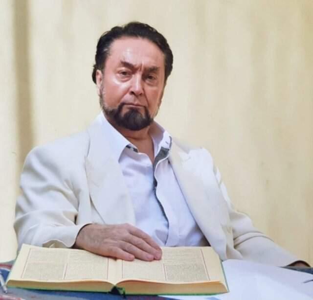 Cezaevindeki Adnan Oktar'ın Kuran-ı Kerim Okurken Çekilen Fotoğrafı Ortaya Çıktı
