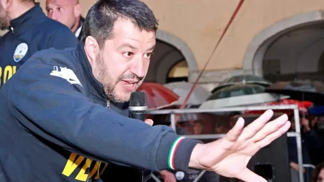 İtalya'da Aşırıcı Sağcı Salvini'ye Karşı Çarşaf İsyanı ve Selfi Tuzakları