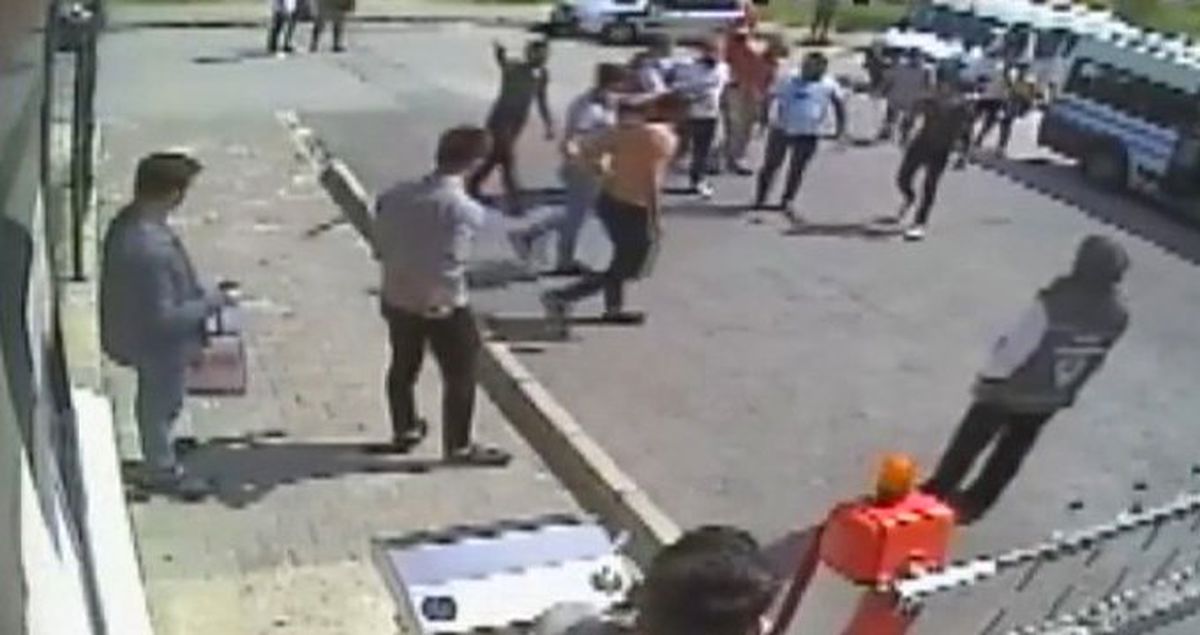 Minibüs Şoförleri ile Üniversite Öğrencileri Arasında Ücret Kavgası Çıktı! O Anlar Kamerada