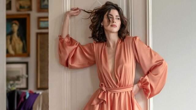 Nesrin Cavadzade, Mini elbiseli yürekli Pozuyla Takipçilerinden Tam nokta Aldı!