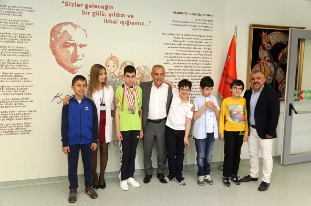 Otizmli Yuşa, Yüzmede