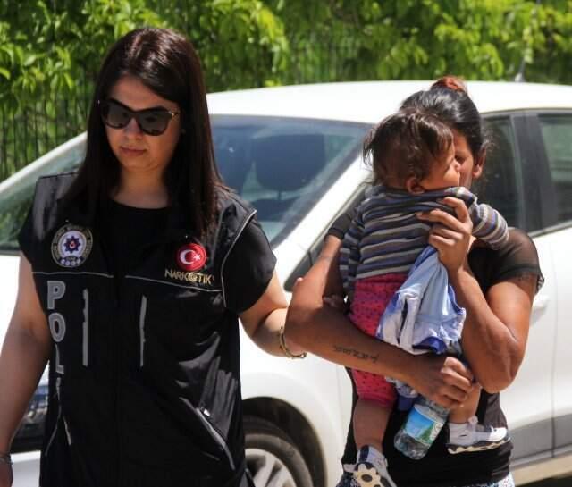 Polisler Yakalayınca Yüzünü Çocuğuyla Gizledi