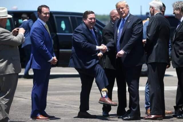 Trump'a Tuhaf Karşılama Paçaları Sıvayınca Saçlı Trump Çorabı Çıktı