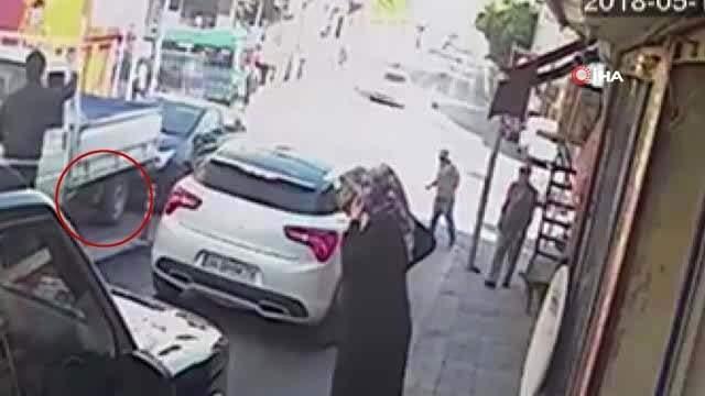 Yaşlı Kadının Kamyonetin Altında Metrelerce Sürüklendiği Kaza, Anbean Kaydedildi