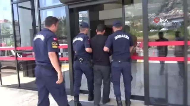 Alanya'da Silahlı Azalı Suçlu 7 Yıl Sonra Yakalandı Alanya'da Silahlı Azalı Suçlu 7 Yıl Sonra Yakalandı