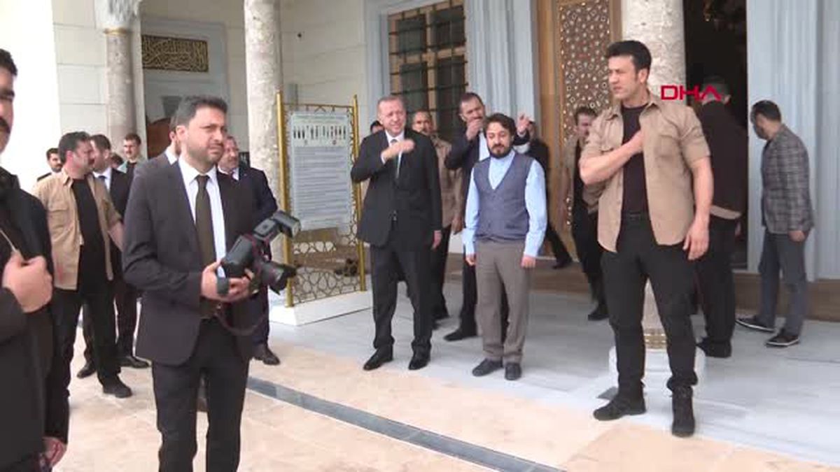 Cumhurbaşkanı Erdoğan Cuma Namazı Çıkışı Vatandaşlarla Sohbet Etti