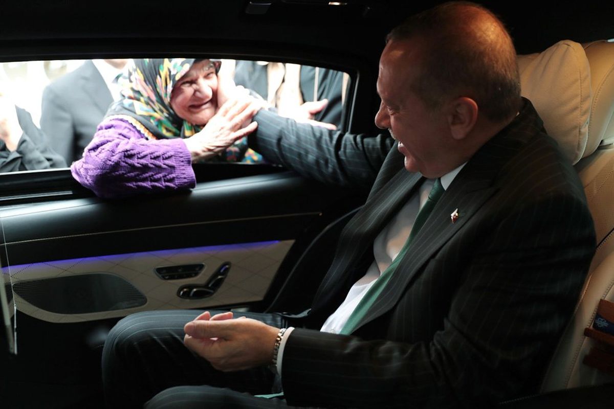 Erdoğan ile Yaşlı Teyzenin Gülümseten Sohbeti