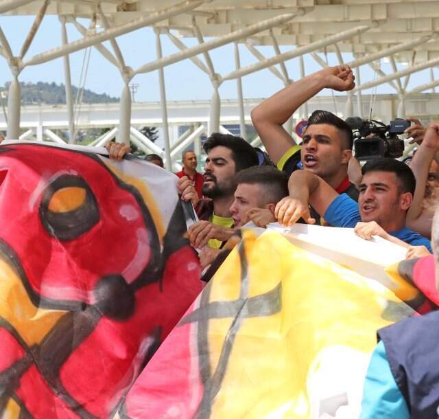 Göztepeli Taraftarlar, Takımlarını Bursa'ya Şampiyon Gibi Uğurladı!
