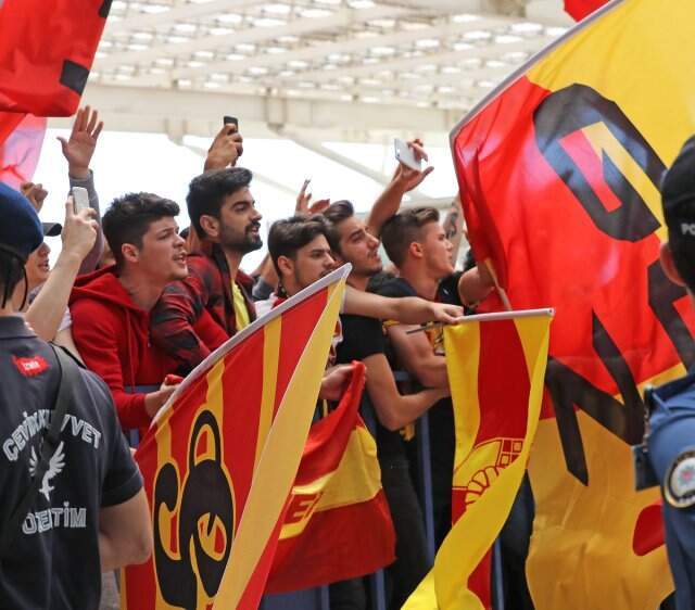 Göztepeli Taraftarlar, Takımlarını Bursa'ya Şampiyon Gibi Uğurladı!