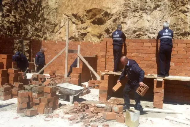 Gümüşhane Belediyesi Kaçak Yapıyı Yıktı