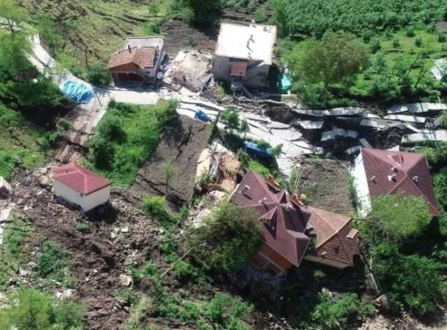 Heyelanın Vurduğu Mahallede Vatandaşlar Evlerini Boşaltırken Gözyaşlarına Boğuldu