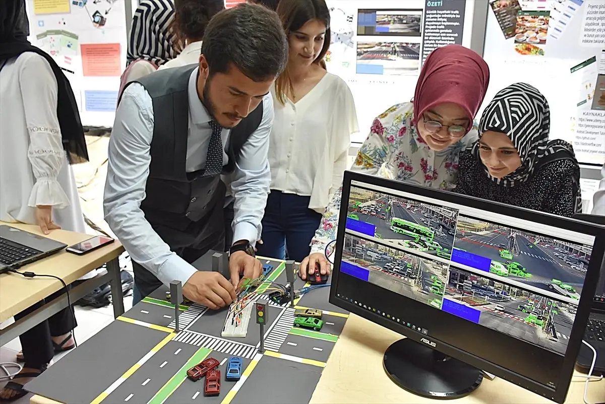 Hrü'de Geleceğin Mühendisleri Projelerini Yarıştırdı