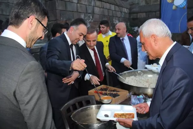 Kurum Amirleri ile Vatandaşlar İftarda Buluştu Kurum Amirleri ile Vatandaşlar İftarda Buluştu